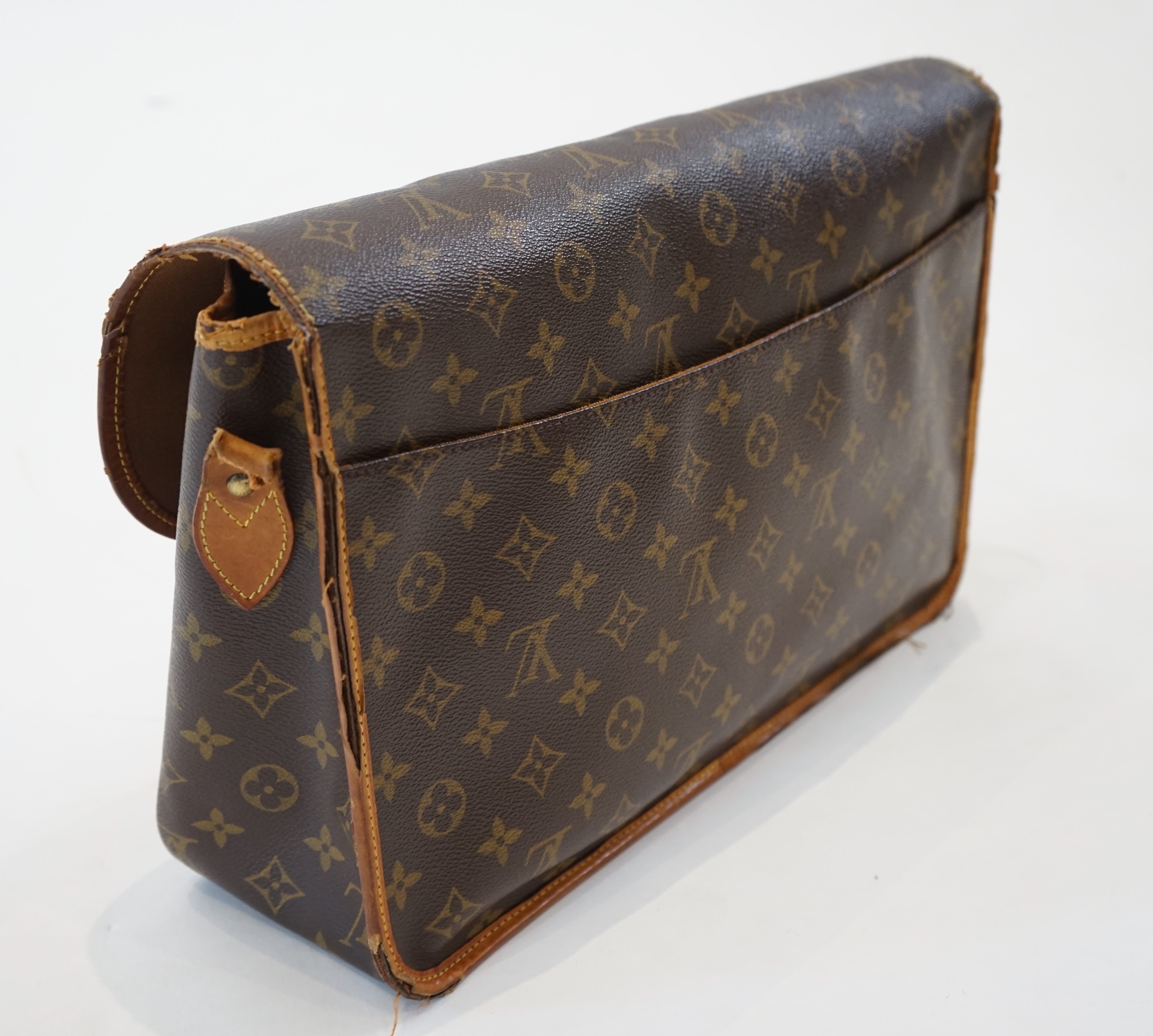 A Louis Vuitton Gibeciere bag width 4.5